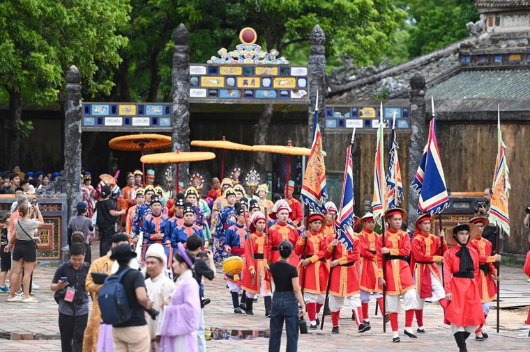 Bách Hoa Bộ Hành 2026: Đưa dòng chảy cổ phục trở lại giữa lòng Hà Nội nhân Ngày Văn hóa Việt Nam ảnh 2