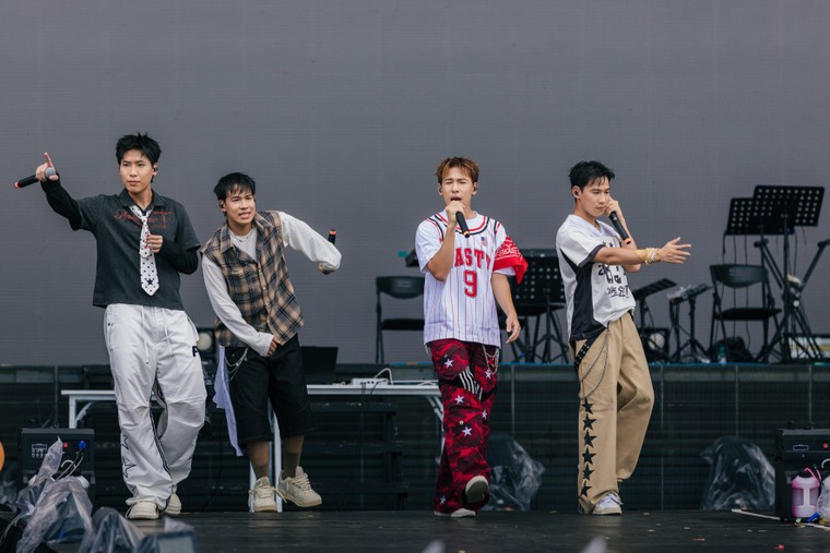 Duniverse trình diễn ấn tượng tại sao concert trước hàng nghìn khán giả ảnh 2