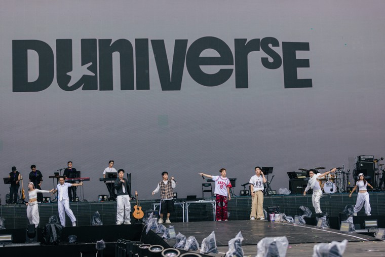 Duniverse trình diễn ấn tượng tại sao concert trước hàng nghìn khán giả ảnh 1