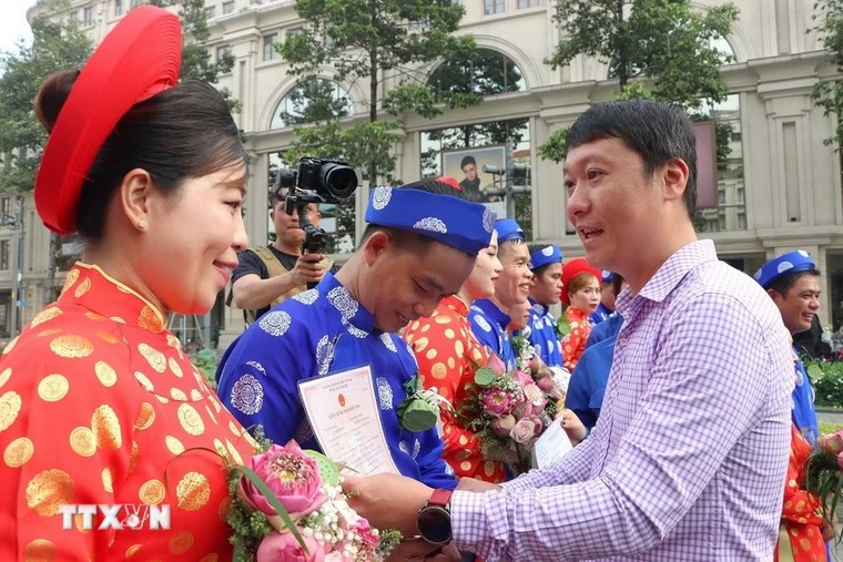 Rộn ràng lễ cưới tập thể cho 52 cặp đôi công nhân, người lao động ảnh 1