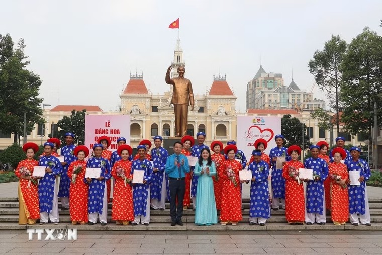 Rộn ràng lễ cưới tập thể cho 52 cặp đôi công nhân, người lao động ảnh 2