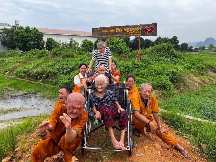 “1.000 đồng = 1 viên gạch" - Nhóm sinh viên Kinh tế Quốc dân góp nhặt yêu thương qua triển lãm gây quỹ "Miền Mộng" ảnh 2