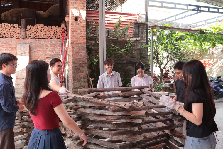 Sinh viên trường Báo làm mới trải nghiệm tại làng gốm Bát Tràng ảnh 2