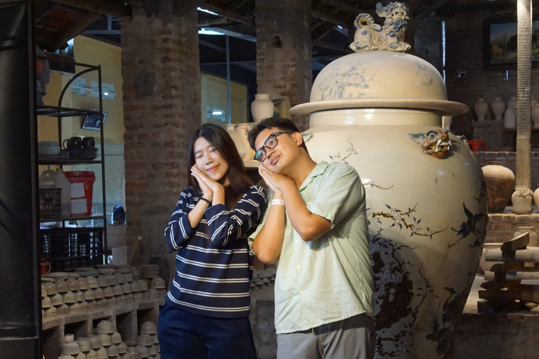 Sinh viên trường Báo làm mới trải nghiệm tại làng gốm Bát Tràng ảnh 6