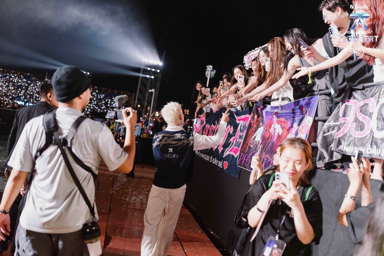 24 Anh Trai hội ngộ trong đêm đầu tiên của Tinh Hà “Say Hi” Concert ảnh 11