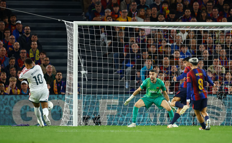 Real Madrid 2-1 Barcelona, Kylian Mbappé tỏa sáng tại El Clásico ảnh 1