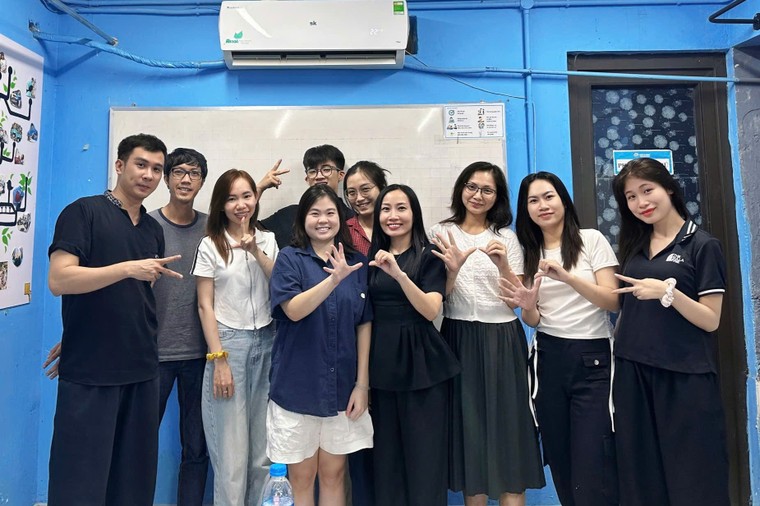 Phiên dịch viên ngôn ngữ ký hiệu: Hiếm người, hiếm “nghề” ảnh 2