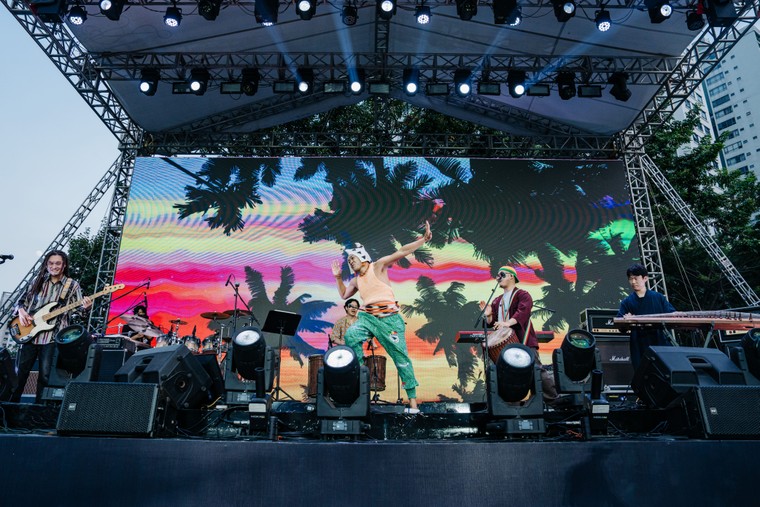 Ban nhạc Hàn Quốc khuấy động đêm nhạc K-Live Festival tại Hà Nội ảnh 3