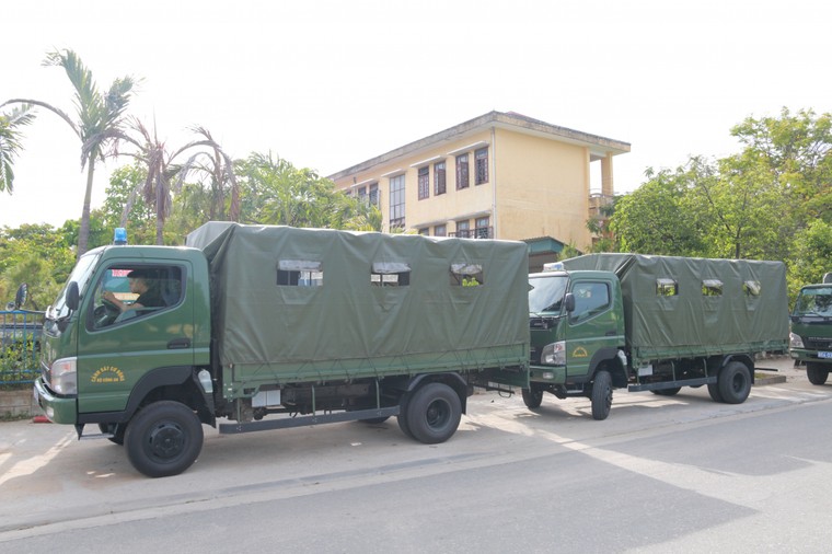 75 thí sinh 'đặc biệt' được xe cảnh sát cơ động đưa đến điểm thi THPT Quốc gia 2018 ảnh 1