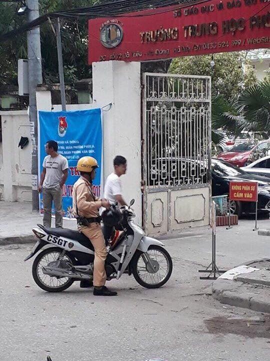 Hỏng xe, nam sinh may mắn được cảnh sát giao thông đưa đi thi ảnh 1