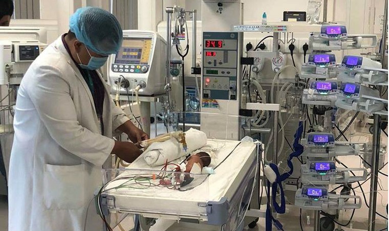 Hơn 10 bác sĩ cứu thành công bé gái sinh non chỉ to bằng nắm tay ảnh 1