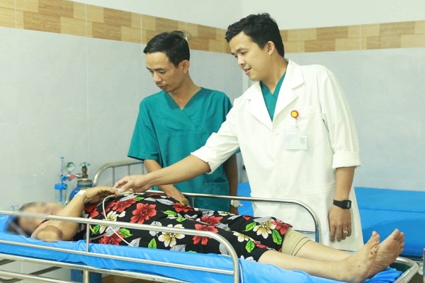 Người phụ nữ bị rách thực quản vì liên tục nuốt cơm nguội chữa hóc dị vật ảnh 1