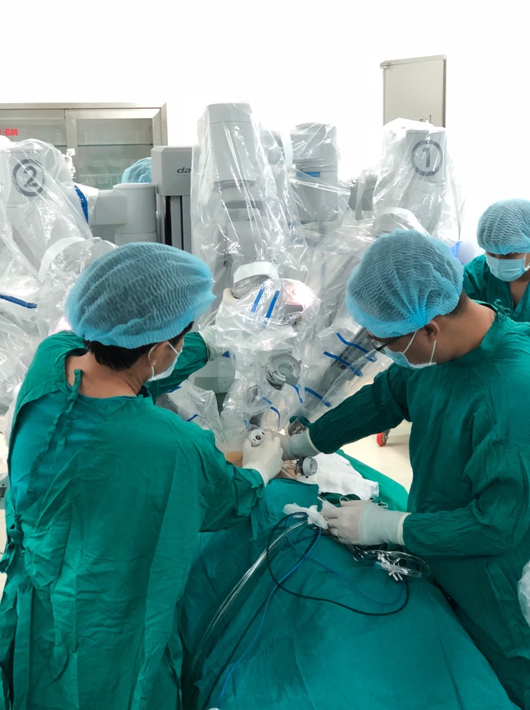 Việt Nam lần đầu cắt tuyến ức chữa nhược cơ có sự hỗ trợ của robot ảnh 1