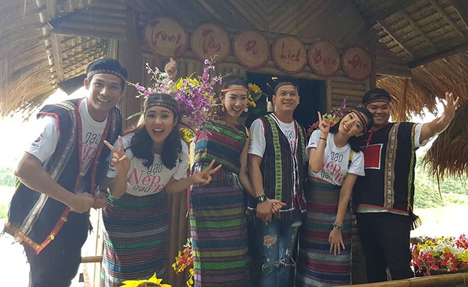 Khán giả phấn khích khi gặp dàn diễn viên 'Gạo nếp gạo tẻ' ngoài đời ảnh 10