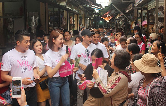 Khán giả phấn khích khi gặp dàn diễn viên 'Gạo nếp gạo tẻ' ngoài đời ảnh 1