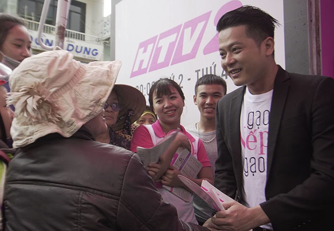 Khán giả phấn khích khi gặp dàn diễn viên 'Gạo nếp gạo tẻ' ngoài đời ảnh 2