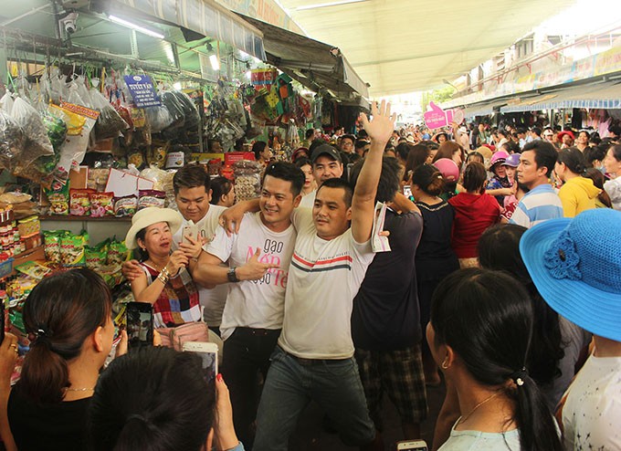 Khán giả phấn khích khi gặp dàn diễn viên 'Gạo nếp gạo tẻ' ngoài đời ảnh 3