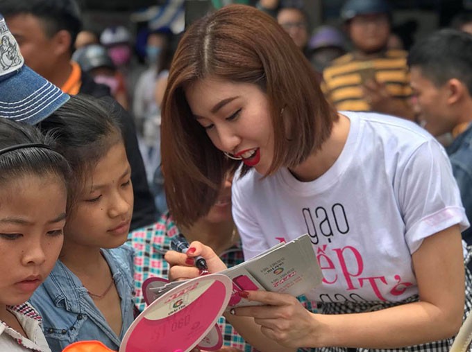 Khán giả phấn khích khi gặp dàn diễn viên 'Gạo nếp gạo tẻ' ngoài đời ảnh 4