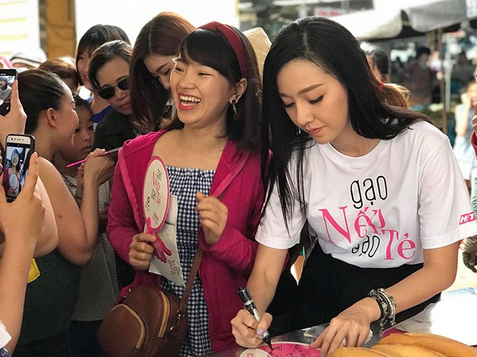 Khán giả phấn khích khi gặp dàn diễn viên 'Gạo nếp gạo tẻ' ngoài đời ảnh 5