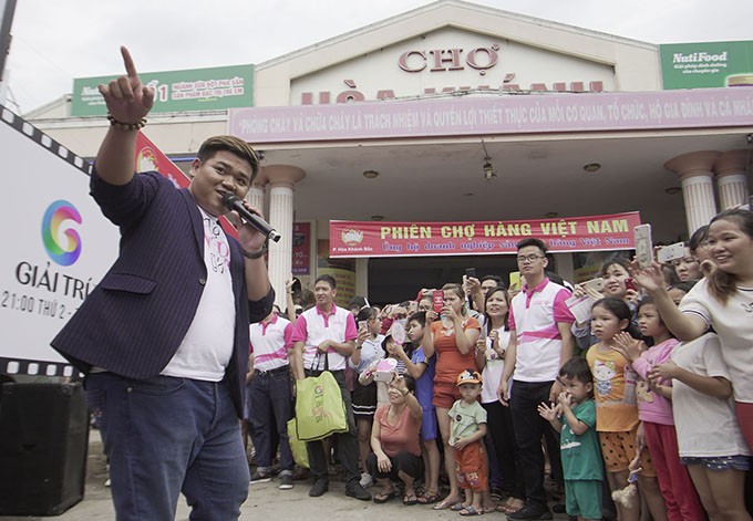 Khán giả phấn khích khi gặp dàn diễn viên 'Gạo nếp gạo tẻ' ngoài đời ảnh 6