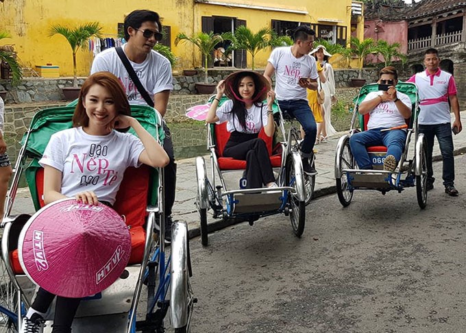 Khán giả phấn khích khi gặp dàn diễn viên 'Gạo nếp gạo tẻ' ngoài đời ảnh 7