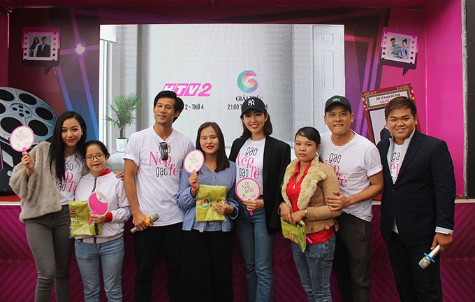 Khán giả phấn khích khi gặp dàn diễn viên 'Gạo nếp gạo tẻ' ngoài đời ảnh 8