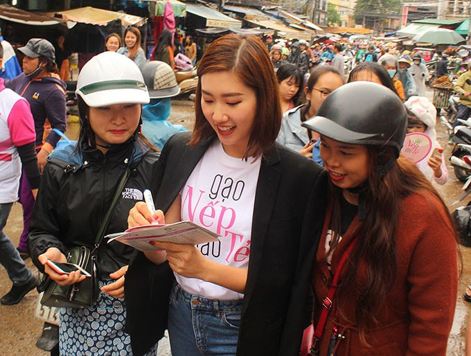 Khán giả phấn khích khi gặp dàn diễn viên 'Gạo nếp gạo tẻ' ngoài đời ảnh 9