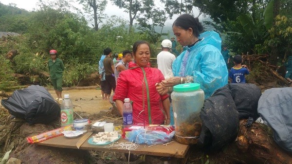 Hãi hùng, bất lực nhìn lũ 'chôn vùi' chồng và nhà ngay trước mắt ảnh 1