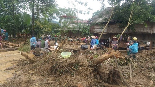 Hãi hùng, bất lực nhìn lũ 'chôn vùi' chồng và nhà ngay trước mắt ảnh 3