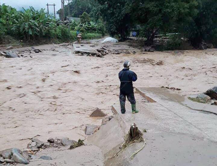 Hãi hùng, bất lực nhìn lũ 'chôn vùi' chồng và nhà ngay trước mắt ảnh 5