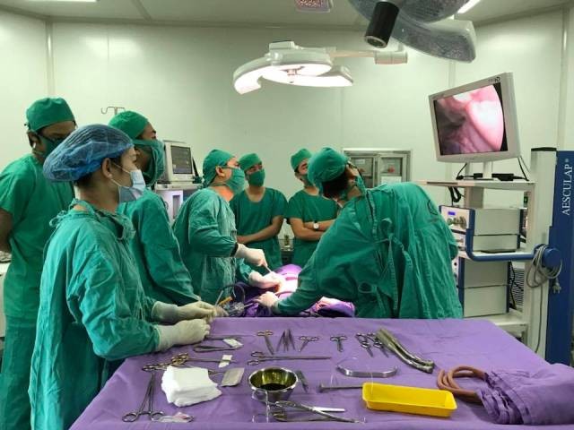 Phẫu thuật trả lại ngực cho 2 trẻ bị lõm ngực nặng ảnh 1