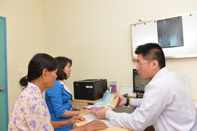 Người phụ nữ suýt bị tàn phế vì trị đau khớp bằng thuốc tiêm ảnh 1