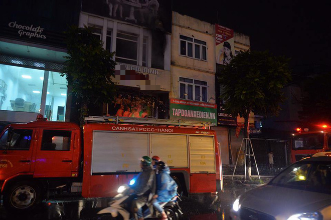 Tiệm áo cưới bốc cháy dữ dội trong đêm mưa ảnh 1