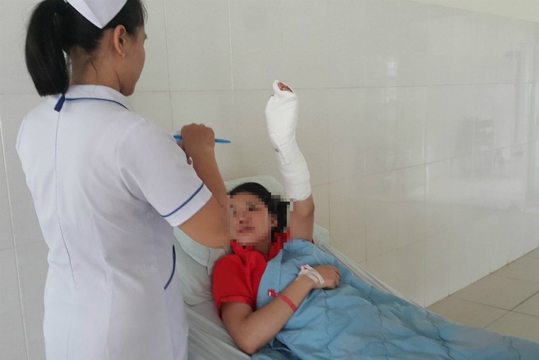 Tên cướp đi cùng cô gái đâm tới tấp nhân viên bán quần áo ảnh 1