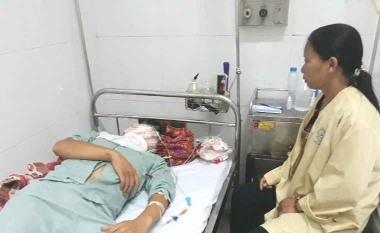 Nam thanh niên bị cọc tre đâm xuyên từ cổ lên mũi ảnh 1