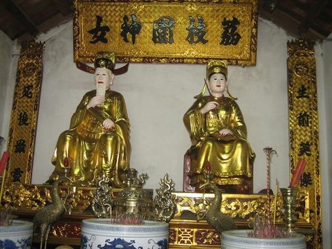 Người phụ nữ nào từng góp công giúp chồng mình soạn thảo thư từ khuyên quân Minh đầu hàng?