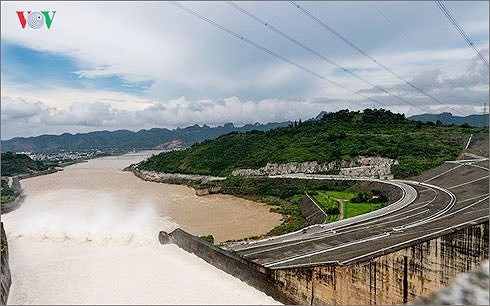 Chiều nay mở thêm cửa xả đáy thứ 3 của hồ Hòa Bình ảnh 1