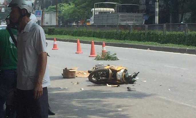 Va chạm với xe đầu kéo, người phụ nữ chết thảm trên quốc lộ ảnh 1