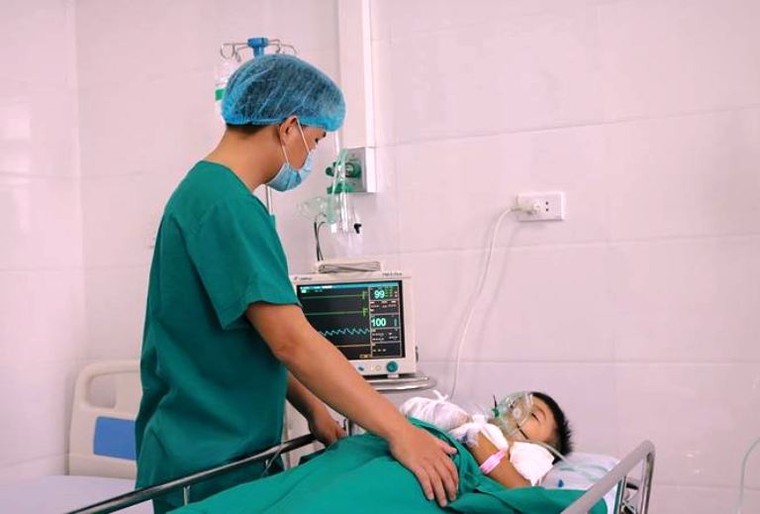 Đồ chơi bất ngờ phát nổ, bé trai nguy kịch phải nhập viện cấp cứu ảnh 1