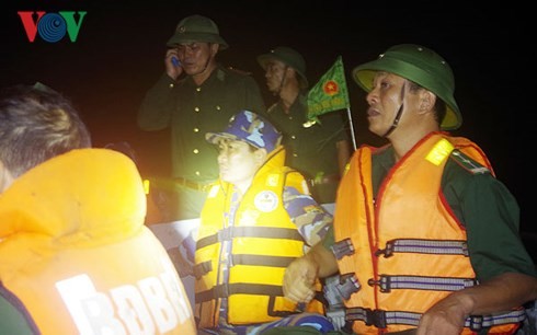 Cứu thành công 3 ngư dân gặp nạn trên đường tránh bão số 4 ảnh 1