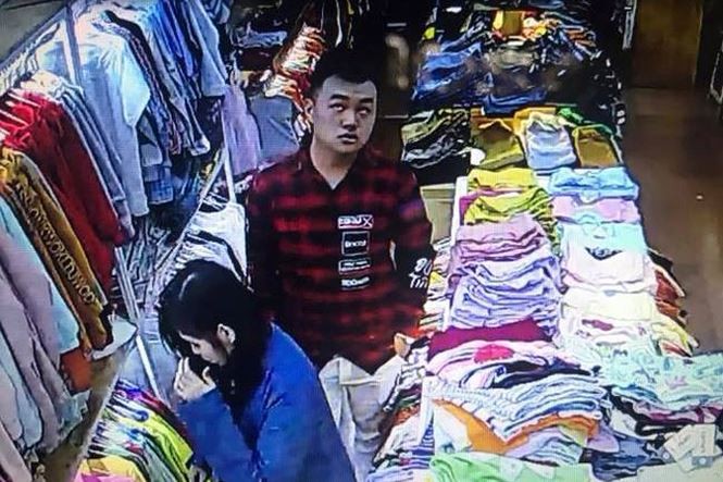 Cặp đôi xông vào shop quần áo đâm người cướp tài sản bị khởi tố ảnh 1