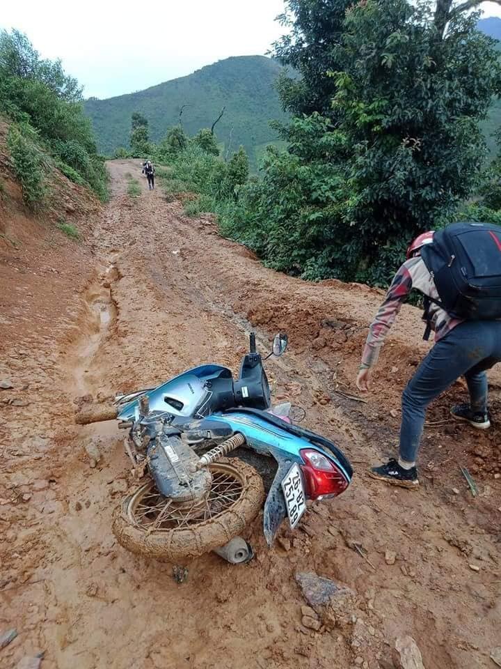 Thầy cô vượt đường ngập bùn nửa bánh xe, đưa chữ lên non ảnh 3