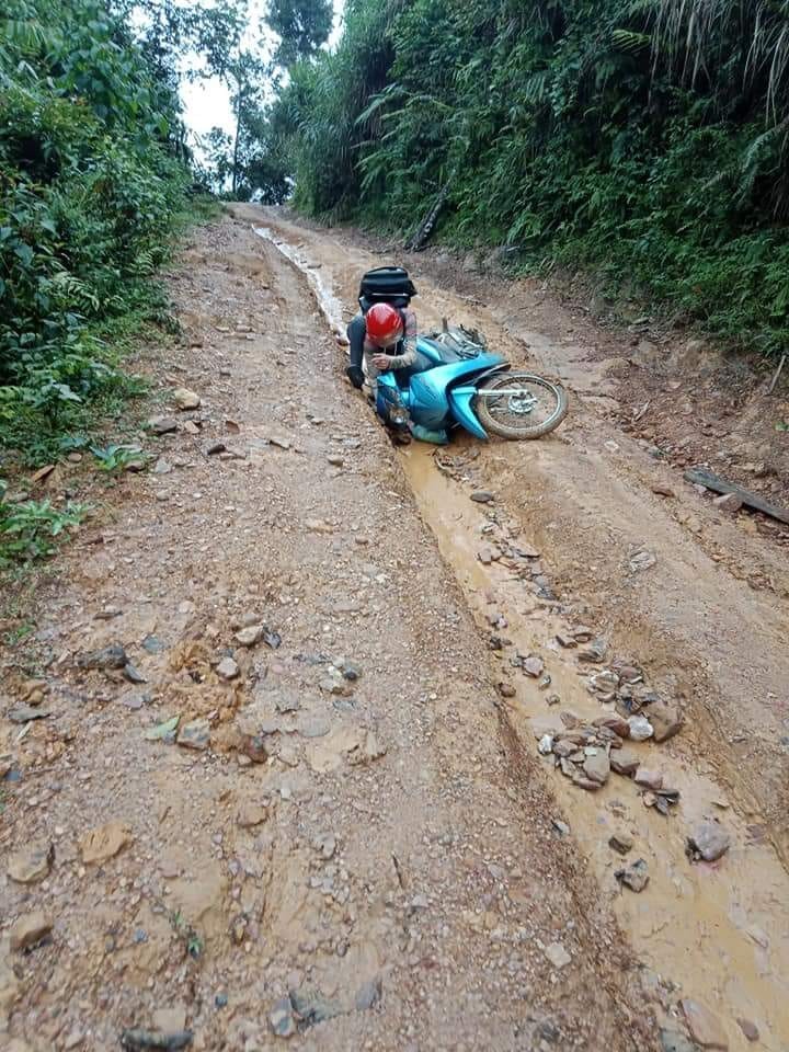 Thầy cô vượt đường ngập bùn nửa bánh xe, đưa chữ lên non ảnh 5