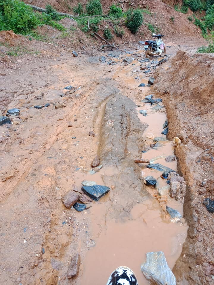 Thầy cô vượt đường ngập bùn nửa bánh xe, đưa chữ lên non ảnh 8