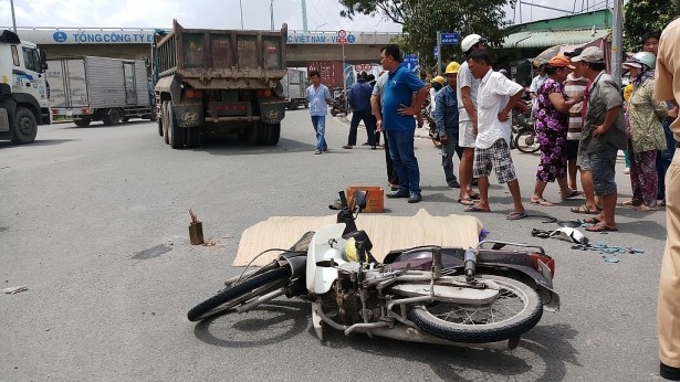 Gây tai nạn xong, nam thanh niên dùng sơn xịt kín biển số xe gây phẫn nộ ảnh 1