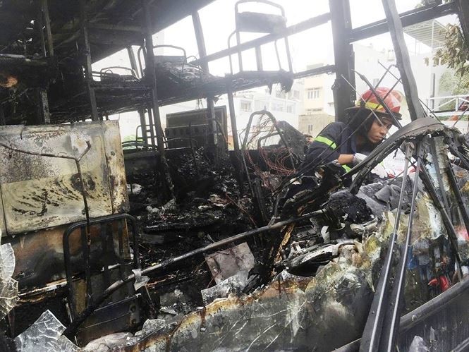 Đang đậu trên đường, xe khách bất ngờ bốc cháy dữ dội ảnh 2