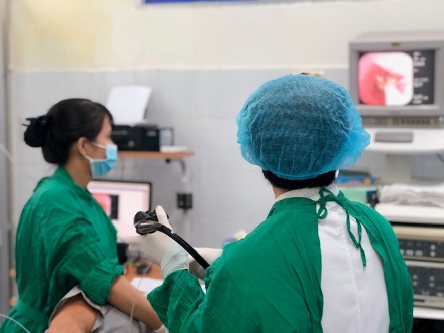 Suýt chết vì mắc nghẹn miếng thịt heo giữa thực quản ảnh 1