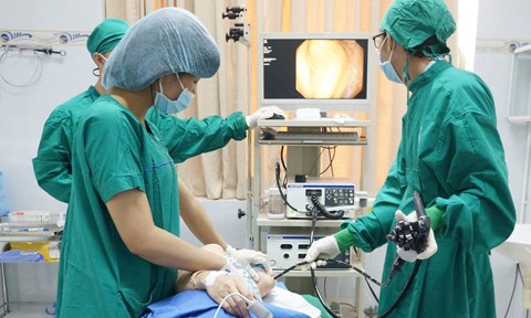 Mắc thanh kẽm dài 7cm ở thực quản mà không hay biết ảnh 1