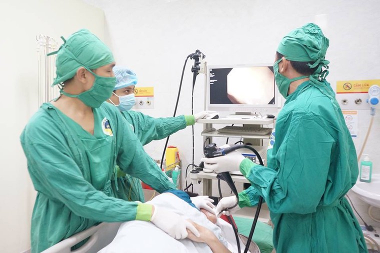 Người đàn ông suýt chết vì nuốt phải chiếc răng giả ảnh 1