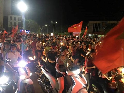 Đêm không ngủ của CĐV ba miền sau chiến thắng Syria ảnh 7